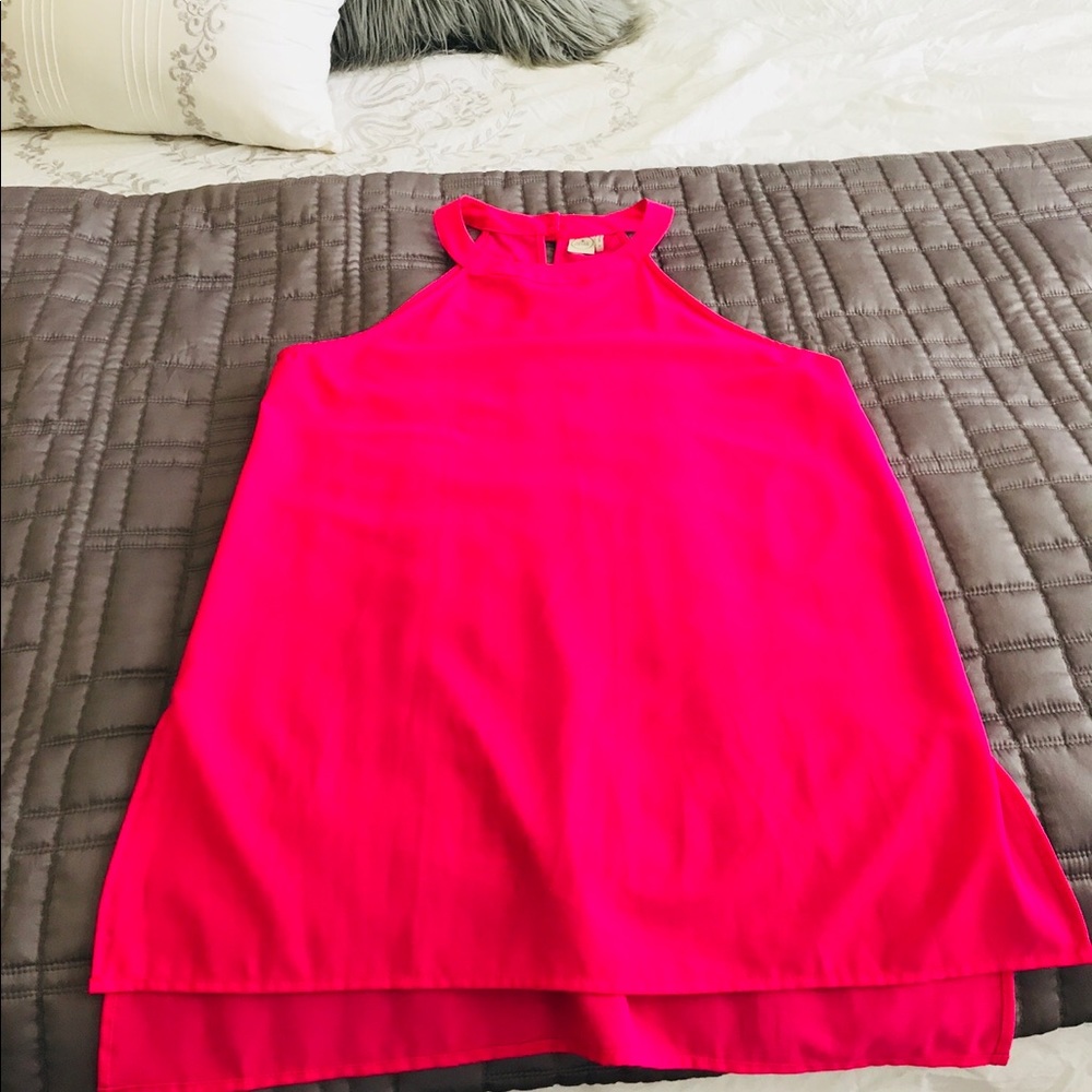 Fun fuchsia top with button at the neck
